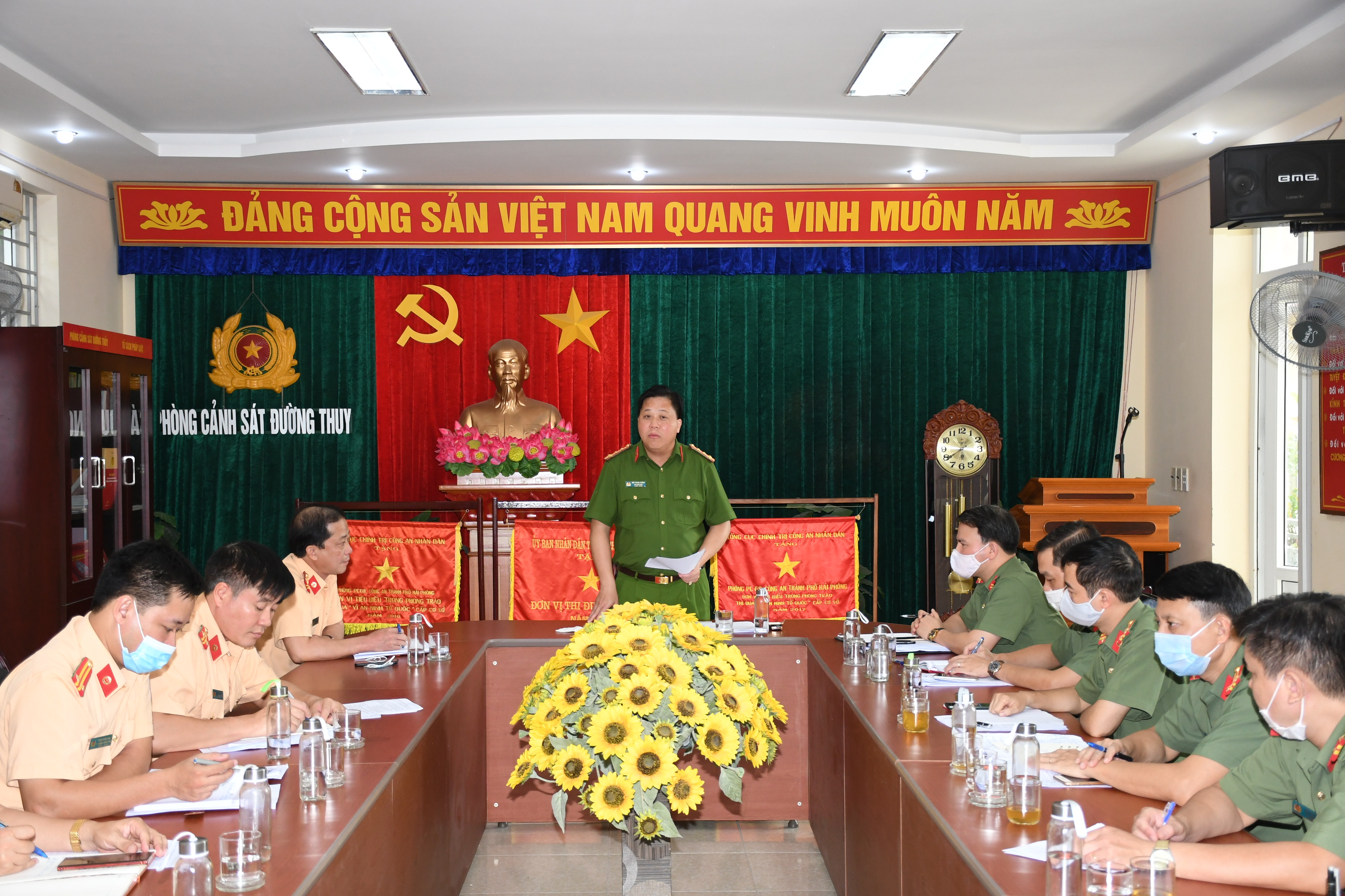 Đại tá Bùi Trung Thành - Phó Giám đốc CATP kiểm tra công tác 6 tháng tại Phòng Cảnh sát đường thủy